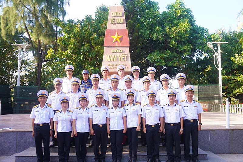 286 레퀴돈 요트 실무단이 남옛 섬에서 기념 사진을 찍고 있습니다. 사진: 휘꽁.