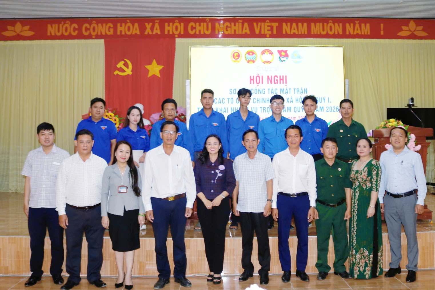 Bà Lê Thị Sương Mai - Thành ủy viên, Phó Chủ tịch Ủy ban MTTQ Việt Nam TP, Chủ tịch LĐLĐ TP Cần Thơ cùng các địa biểu. Ảnh: Tạ Quang