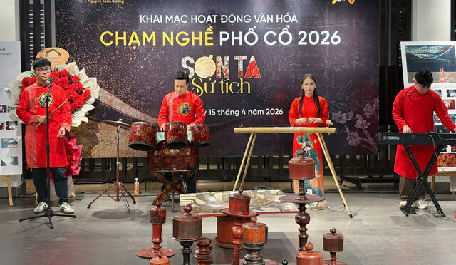 La exposición utiliza pintura al óleo y laca como materiales creativos e inspiradores. Foto: Khánh Linh