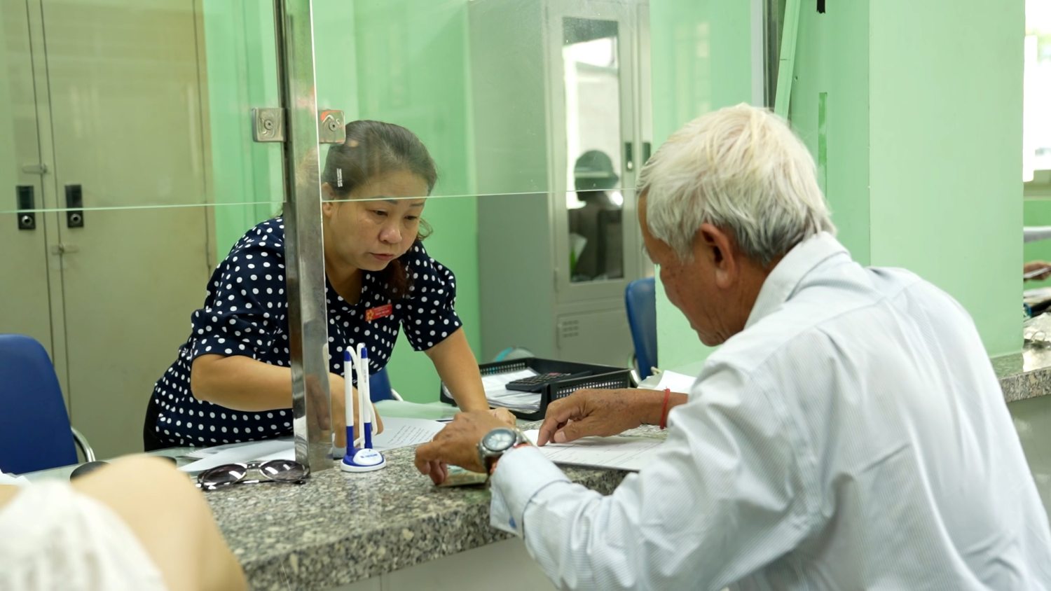 La gente puede realizar muchos trámites administrativos directamente en el barrio de Tan Son Hoa.