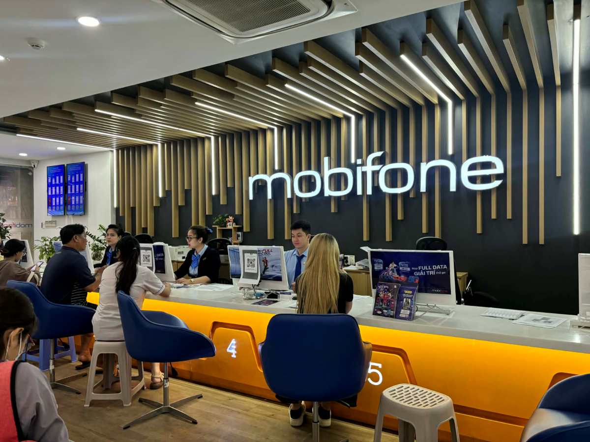 Các cửa hàng MobiFone tại TPHCM đều có nhiều khách hàng đến xác thực thông tin thuê bao. Ảnh: An Khánh