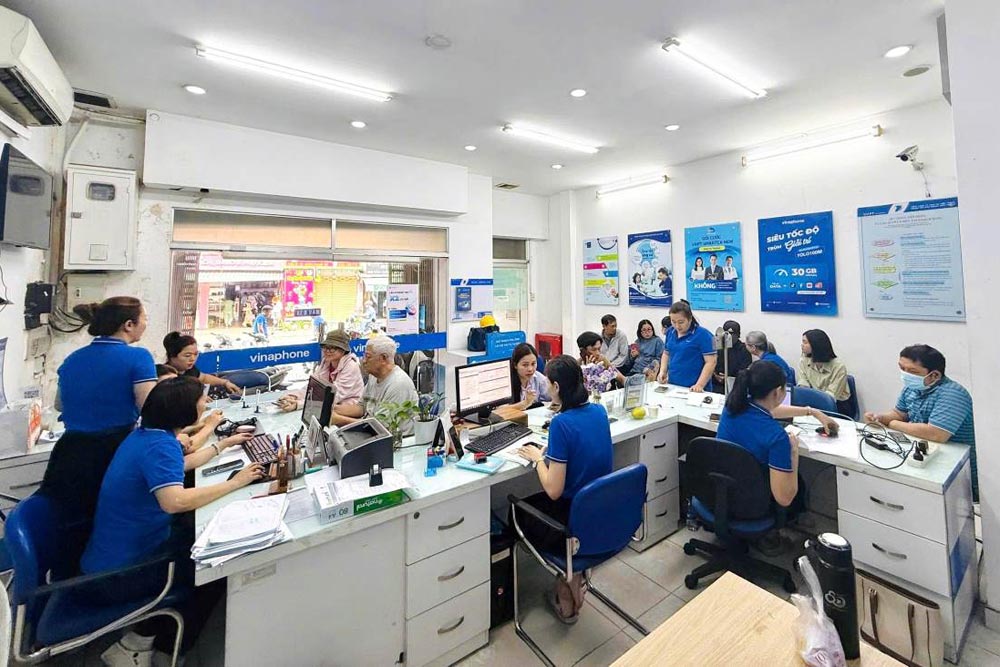 Transaction points of major network operators in Ho Chi Minh City are all crowded with customers coming to verify subscriber information. Photo: Hong Mai