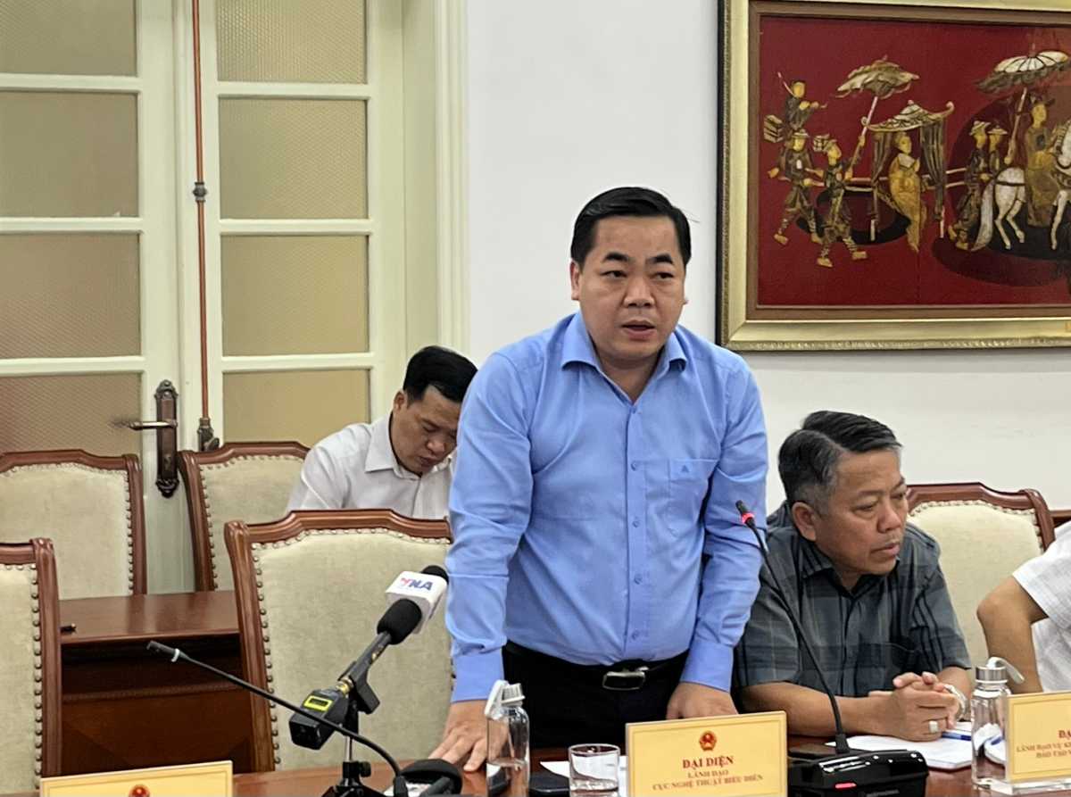 Deputy Director of the Department of Performing Arts Tran Huong Duong warned about the situation of using sound from recordings, instead of performing live on stage (lip-syncing). Photo: Chi Long