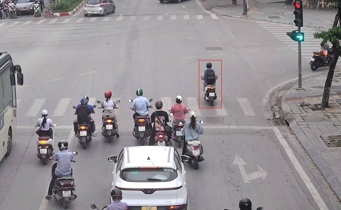 信号無視をしたバイクがAIカメラに記録され、違反切符を切られる。写真:交通警察局