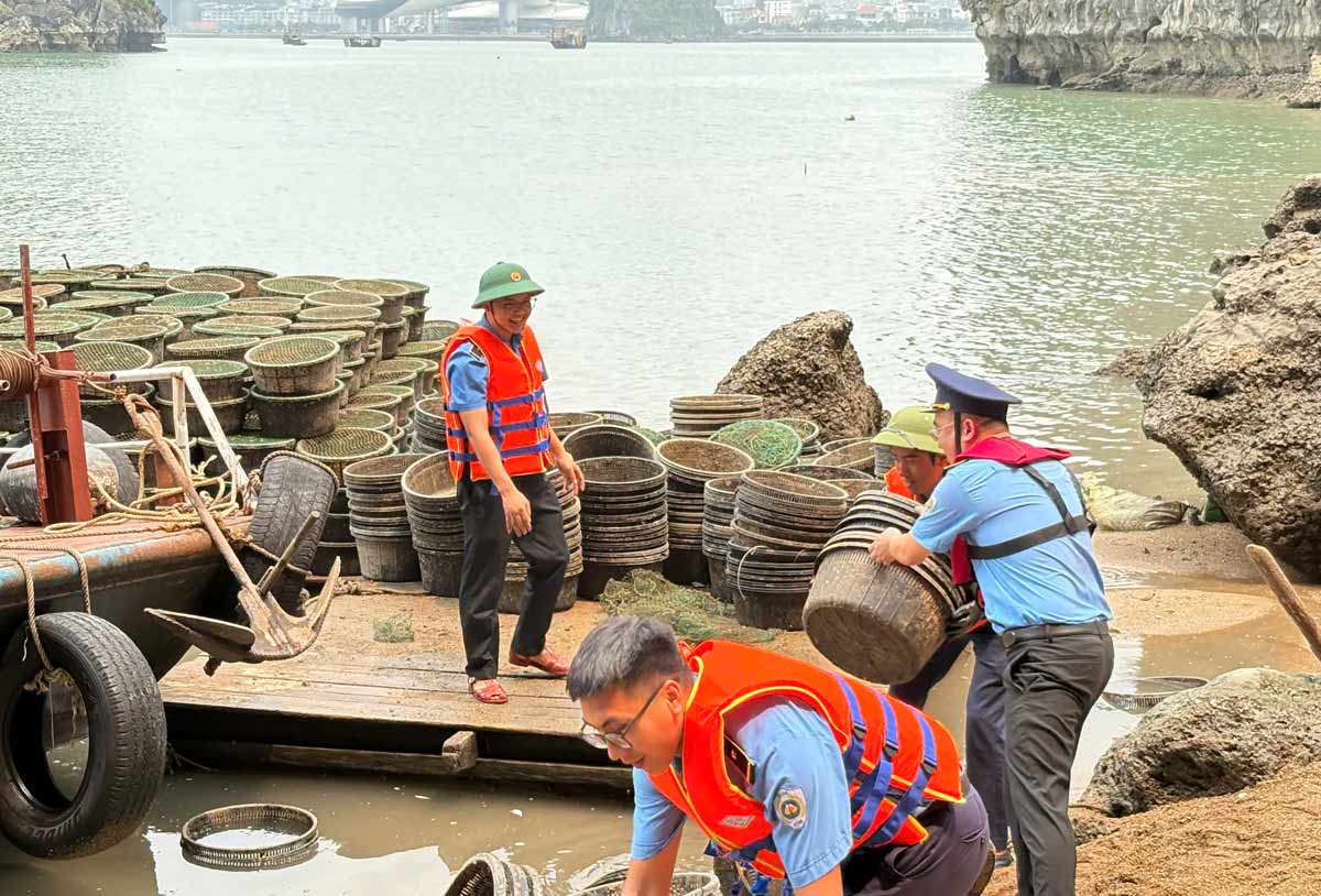 Lực lượng chức năng xử lý trường hợp vi phạm nuôi trồng thủy sản trái phép trên vịnh Hạ Long. Ảnh: Đoàn Hưng