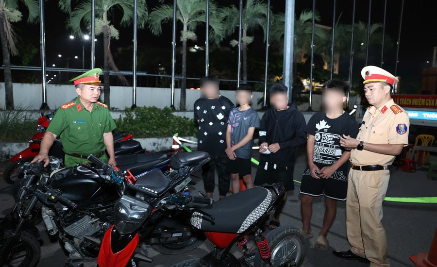 El coronel Nguyen Minh Hai - Subdirector de la Policía Provincial de Ninh Binh (izquierda) baja directamente a la calle para dirigir la inspección y el manejo de casos de jóvenes con comportamientos infractores. Foto: Dieu Anh