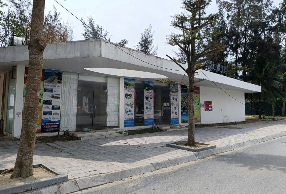 Đấu giá 14 quầy kinh doanh trên bãi biển Sầm Sơn với số tiền hơn 70 tỉ đồng. Ảnh: Quách Du