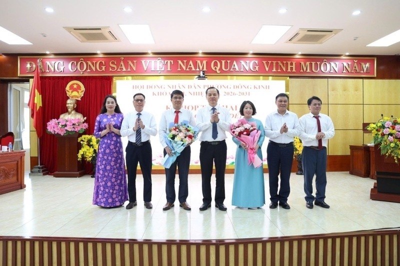 ランソン省ドンキン区党委員会、人民評議会、人民委員会の指導者らが、区人民委員会副委員長に選出された2人の同志に花束を贈呈。写真:ミン・カン