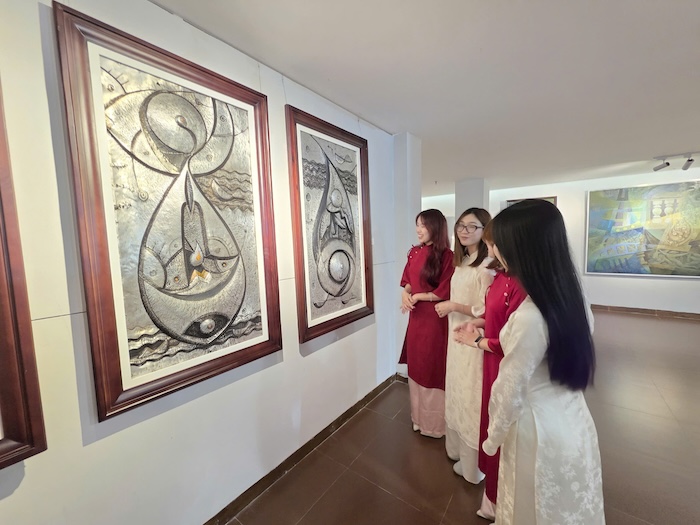 Giới thiệu 43 tác phẩm tại triển lãm Sắc màu Đất Quảng. Ảnh: Nguyễn Linh