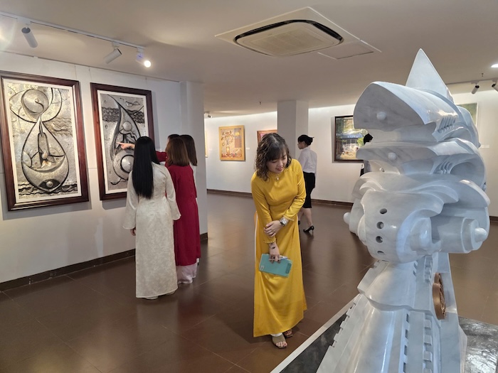 Da Nang ouvre l'exposition Couleurs de la terre de Quang pour célébrer le 30 avril. Photo: Nguyen Linh
