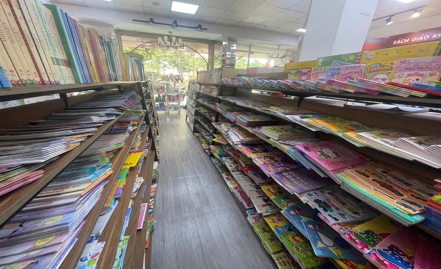 Los libros de texto y las referencias representan una cuota de mercado abrumadora en el mercado editorial actual. Foto: Minh Chính