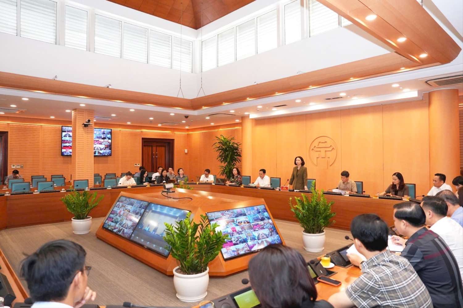 Cuộc họp đánh giá kết quả khắc phục các “điểm nghẽn” về an toàn thực phẩm. Ảnh: Hoa Linh