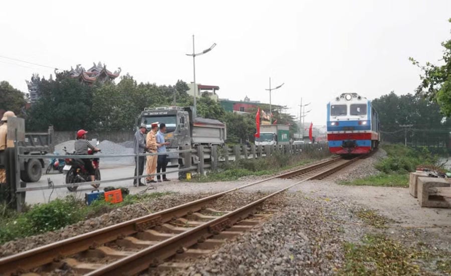 Self-opened path across the railway - a "hot spot" where serious accidents occur. Photo: Hanoi Police