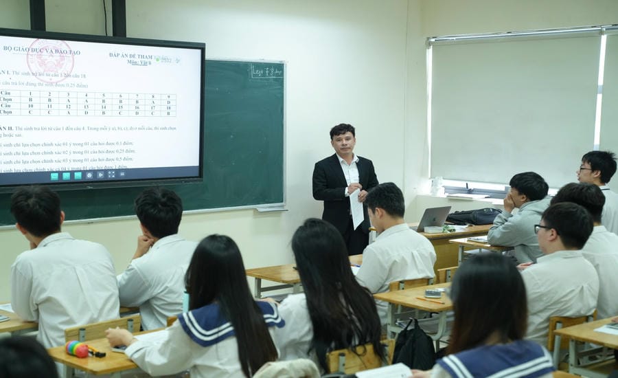12th grade students of Luong The Vinh Secondary & High School during review time. Photo: Tuong Van