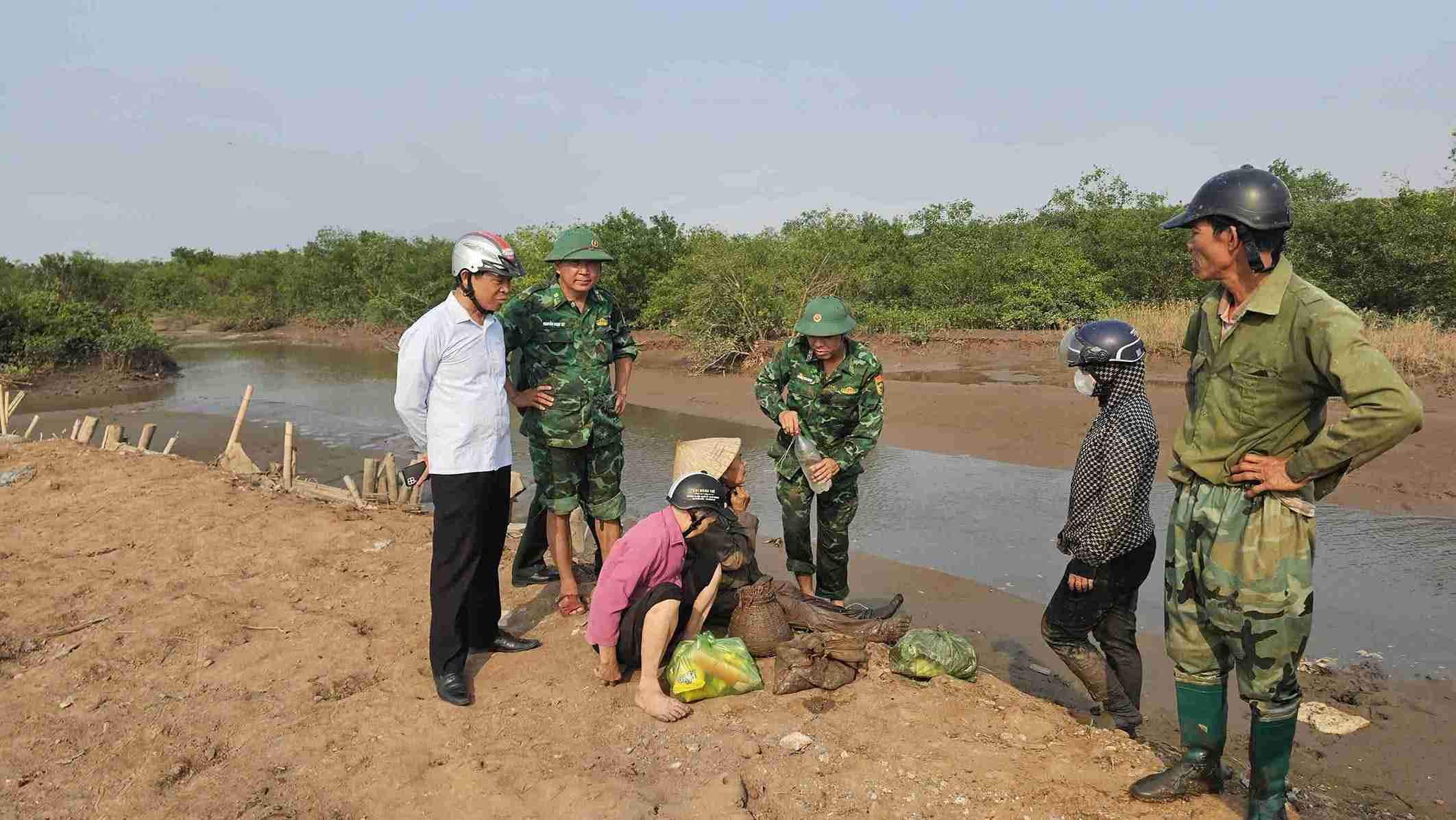 Las fuerzas fronterizas rescatan a una mujer perdida en un bosque de manglares. Foto: Proporcionada por las tropas