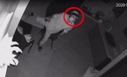 Camera records scenes of thieves breaking into houses and taking away many bags and branded wallets