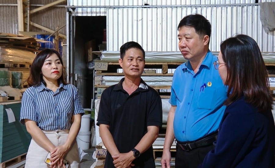 工業団地労働組合の副委員長であるグエン・ミン・ドゥック氏は、物価が高騰している時期の労働者の生活について工場で調べました。写真:タイン・チュン