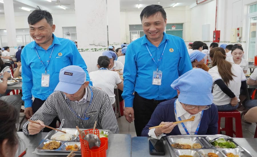 The grassroots trade union of 29/3 Textile and Garment Joint Stock Company organizes a year-end meal for workers during the 2026 Lunar New Year. Photo: Tuong Minh