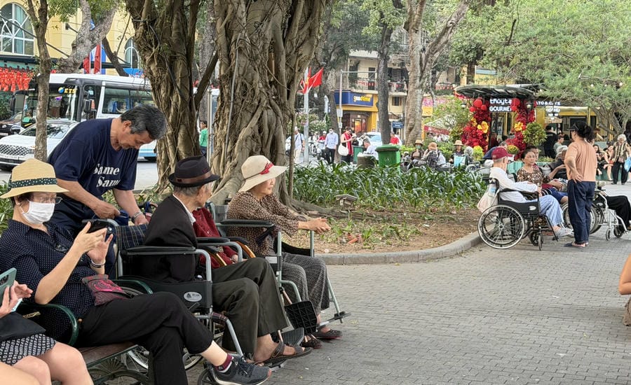 Pension beneficiaries are looking forward to the pension increase policy to improve their lives. Photo: Thuy Linh