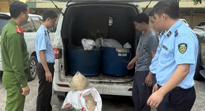 Phát hiện 415kg mỡ và bì lợn ôi thiu trên xe tải ở Hưng Yên