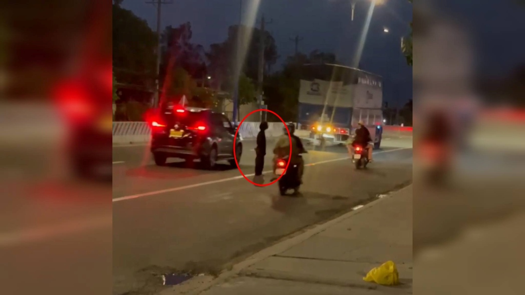 Cô gái đi bộ đứng trên đường. Ảnh: Bạn đọc cung cấp