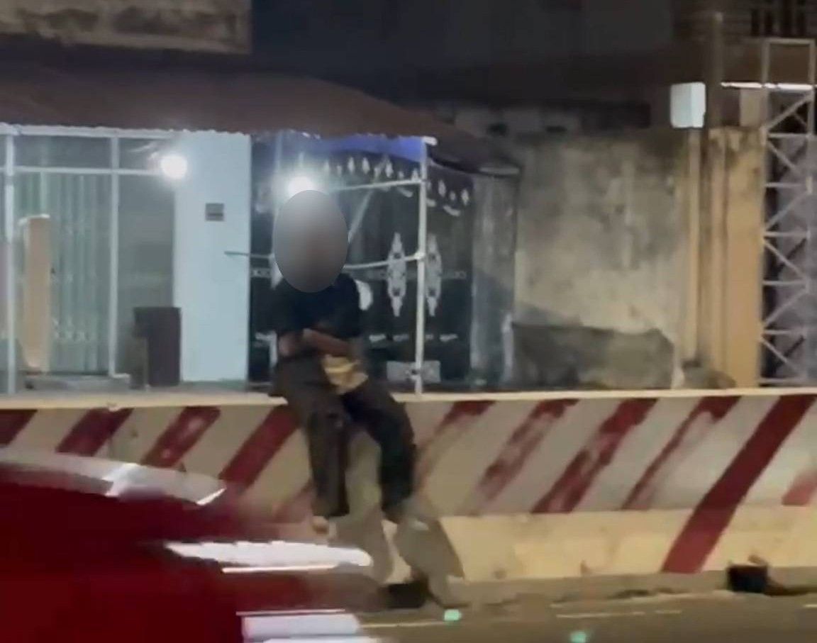 Vụ việc gây nguy hiểm cho cô gái và người tham gia giao thông. Ảnh: Bạn đọc cung cấp