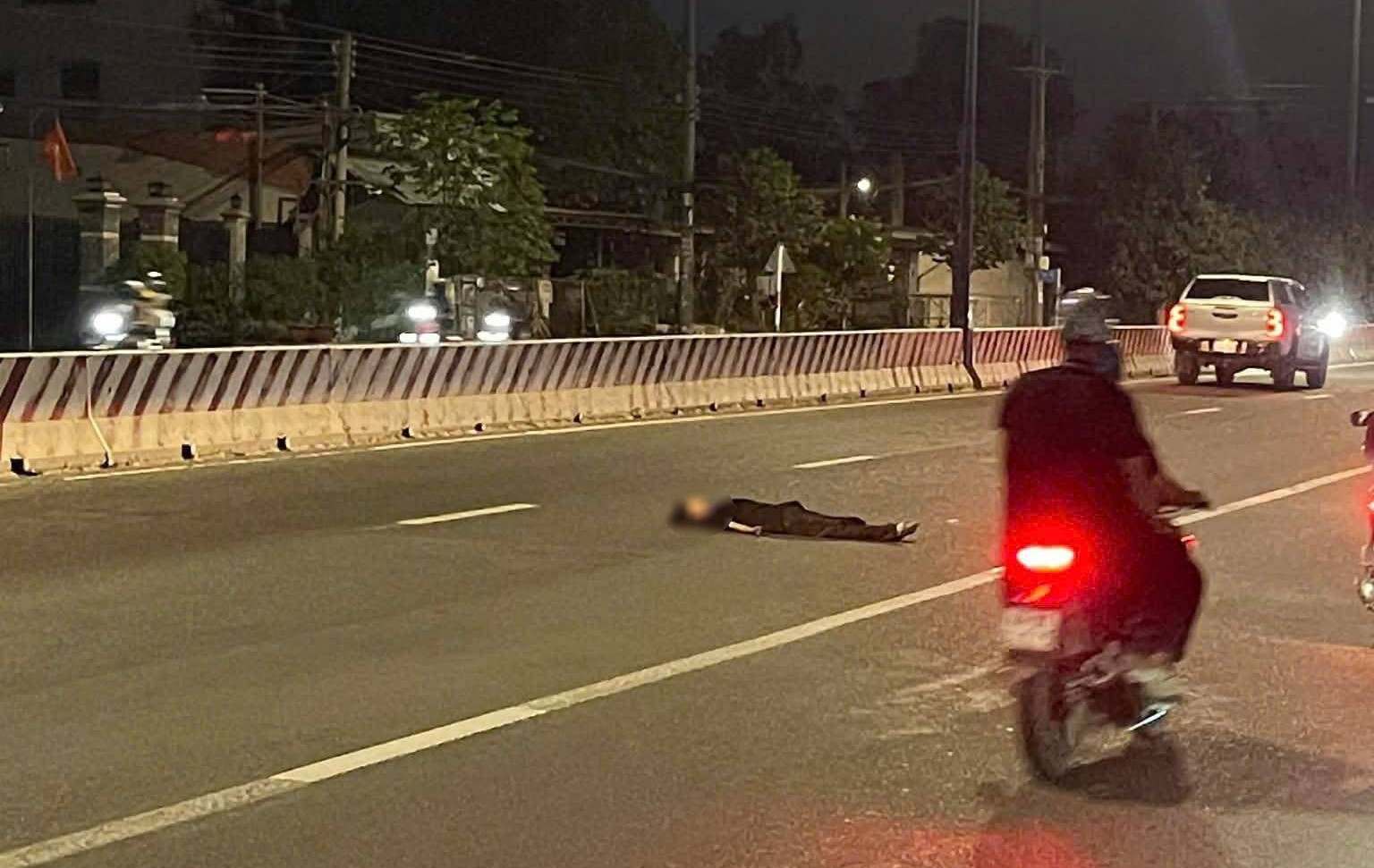 異常な様子の少女が国道13号線に横たわっています。写真:読者提供