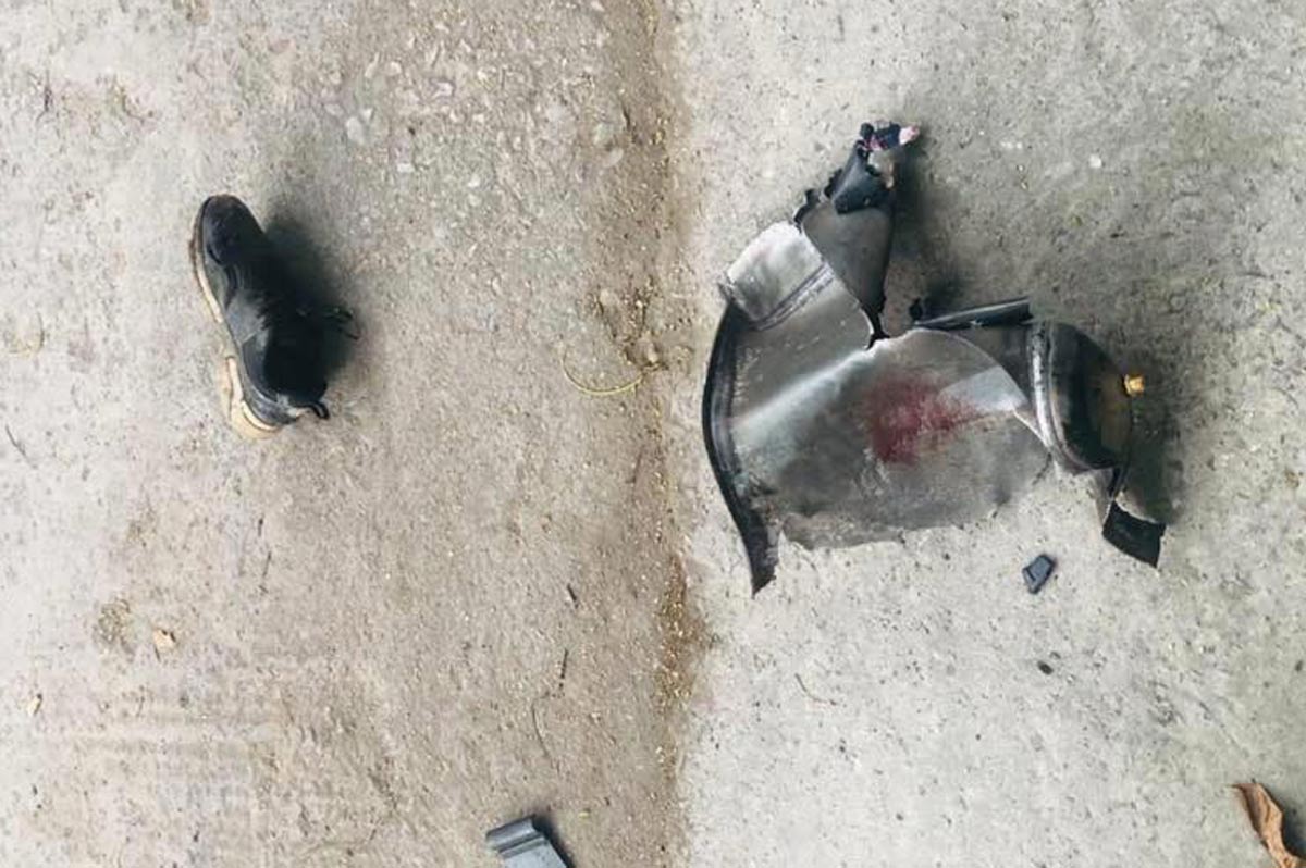 After the large explosion, fragments of the compressed air tank and the victim's shoe were thrown far away. Photo: People provided