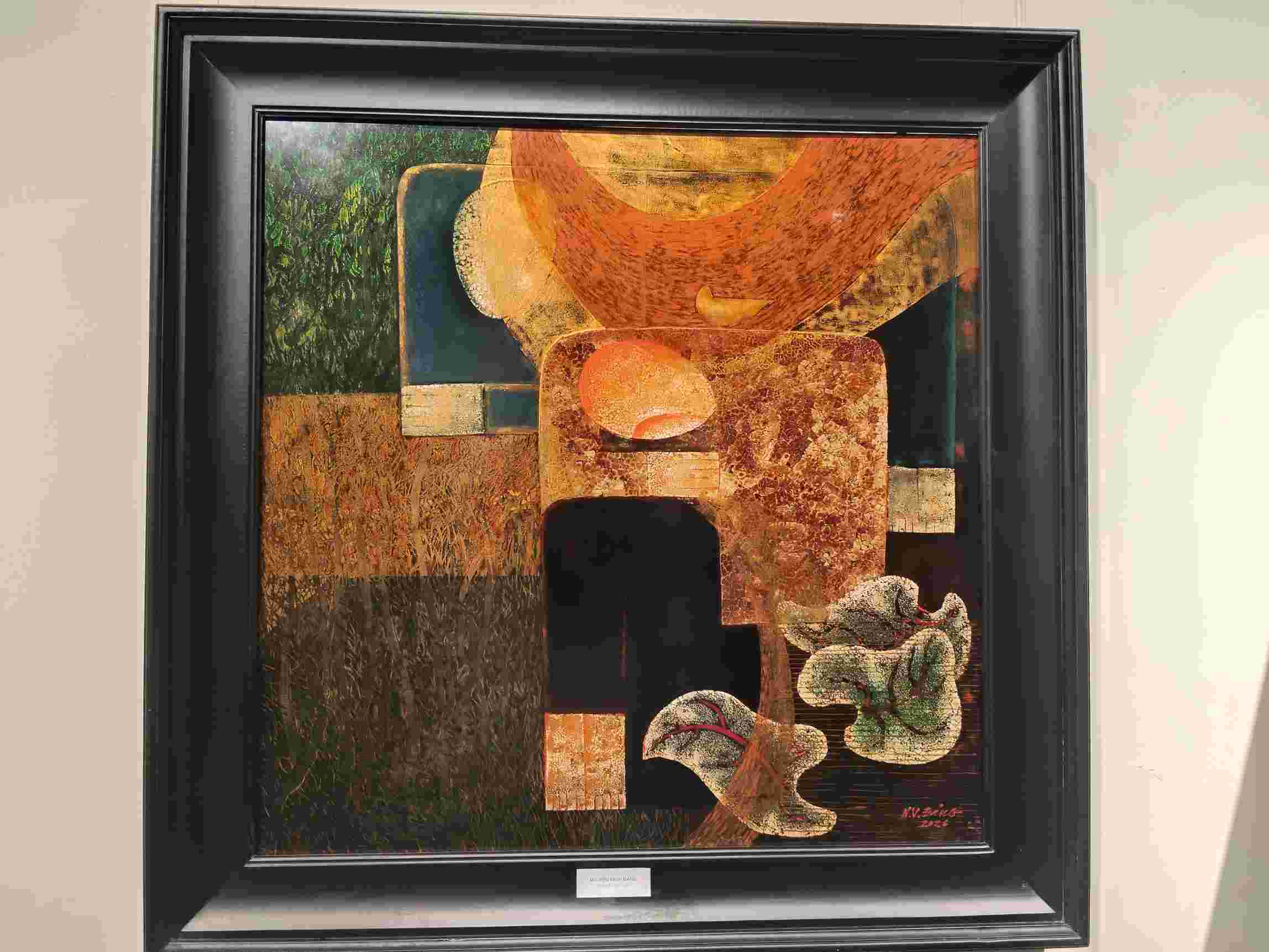 “Đôi bạn” được thể hiện qua những hình khối gợi hình nhưng không cụ thể rõ ràng. Hai nhân vật vừa có sự giao thoa, kết nối với nhau trong một không gian tĩnh lặng. Sự tĩnh ấy không tạo cảm giác xa cách mà mang đến sự gần gũi, thân thuộc. Ẩn trong đó là hơi thở của làng quê, những ký ức quen thuộc, bình dị. Tất cả hòa quyện, tạo nên một cảm giác vừa trừu tượng, vừa giàu chất đời sống và cảm xúc. 