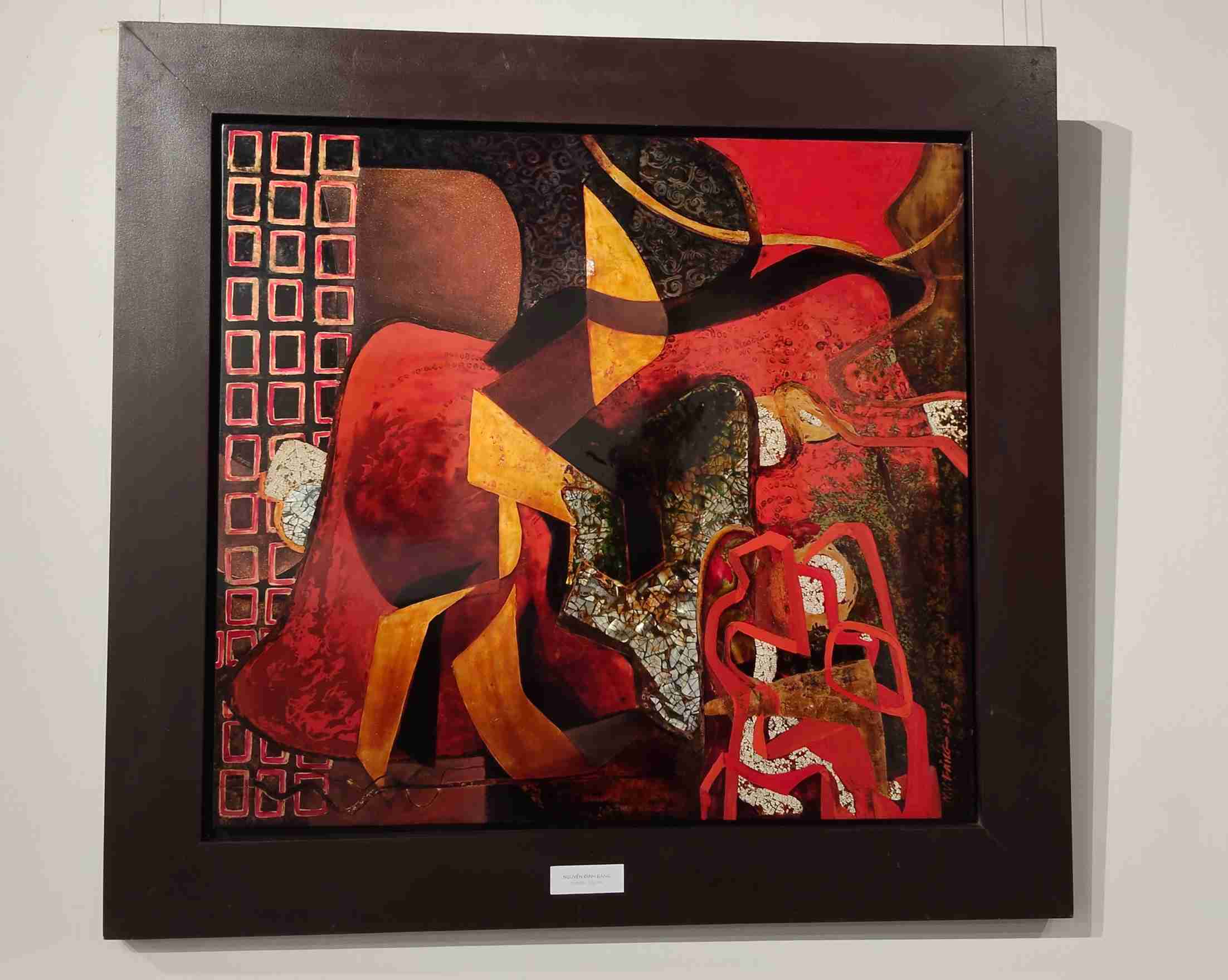 “Nếp gấp” gây ấn tượng với những mảng màu, đường nét gợi lên sự biến đổi liên tục của cảm xúc và trạng thái con người. Cuộc sống không đứng yên. Những sự chuyển động ấy được thể hiện qua các lớp hình, lớp màu chồng lên nhau. Mỗi “nếp gấp” là một dấu vết của thời gian, của những đổi thay không ngừng.