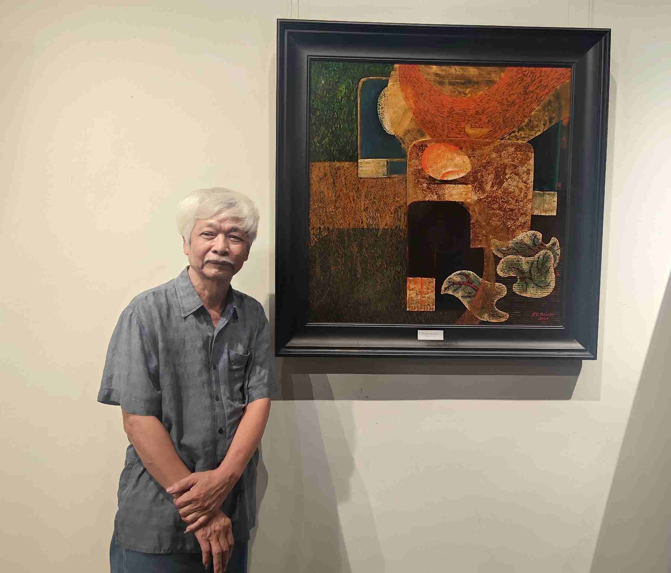 Theo hoạ sĩ, tranh sơn mài không yểu điệu như tranh lụa, không màu sắc như tranh sơn dầu nhưng ẩn chứa những biến ảo khó tìm thấy ở những chất liệu khác.