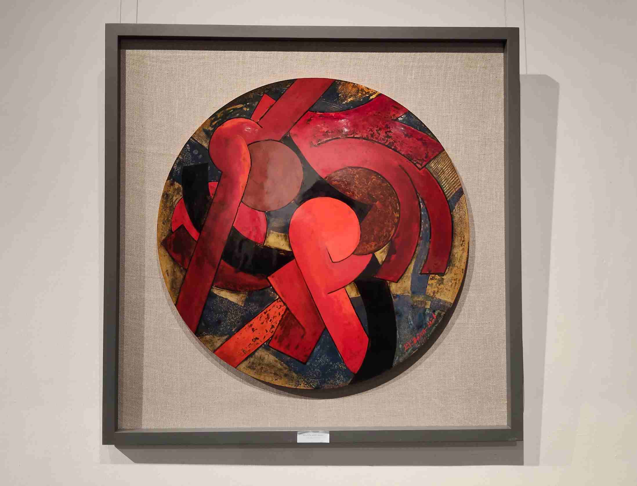 “Hội làng” là sự kết hợp hài hòa của các kỹ thuật sơn ta truyền thống như vàng, bạc và thủ pháp rắc bột kim loại. Tranh nổi bật  với những đường cong mềm mại đan xen nhau tạo nên cảm giác căng thẳng và chuyển động trong không gian. Tác phẩm không cần hình hài cụ thể nhưng vẫn gây ấn tượng mạnh về thị giác.