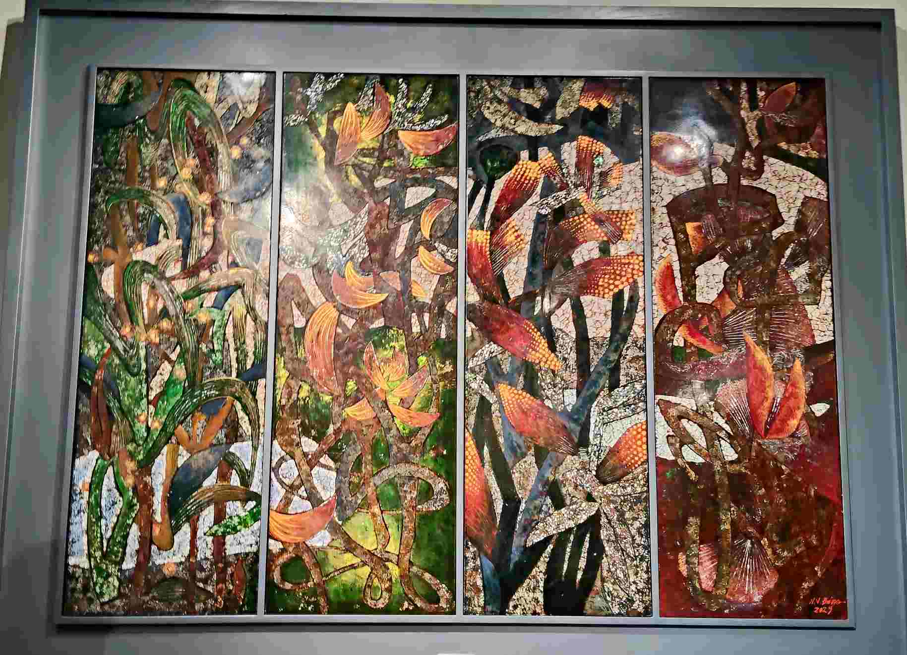 “Hoa cỏ đồng nội” được lấy cảm hứng từ những loài hoa cỏ mọc hoang, bắt gặp một cách rất tình cờ trong đời sống. Khi đưa vào tác phẩm, họa sĩ đã lược bỏ những yếu tố rườm rà, chỉ giữ lại những đường nét và cảm xúc cốt lõi. Đó không chỉ là hoa cỏ, mà là ký ức và cảm nhận được chắt lọc qua góc nhìn nghệ thuật.