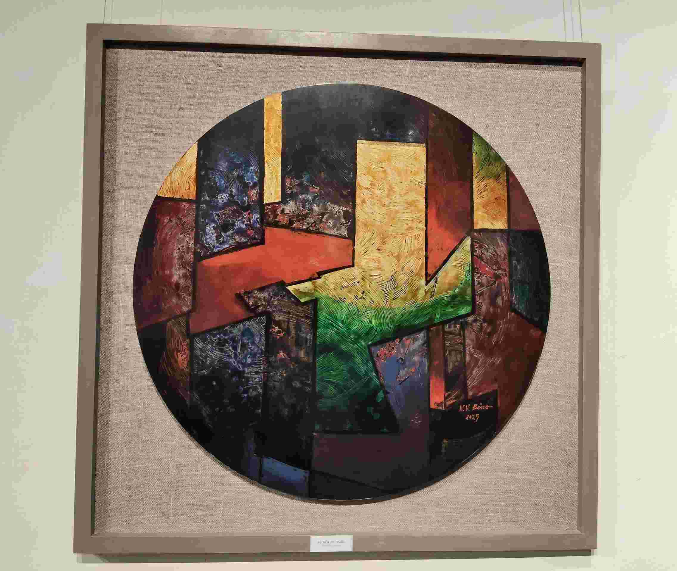 “Những mảnh ghép” được tạo nên từ những mảng hình khối đa dạng được sắp xếp trong không gian tạo nên một tổng thể sống động. Mỗi mảng là một lát cắt khác nhau của đời sống, đó không chỉ là thế giới vật chất mà còn bao hàm cả tinh thần và văn hóa.