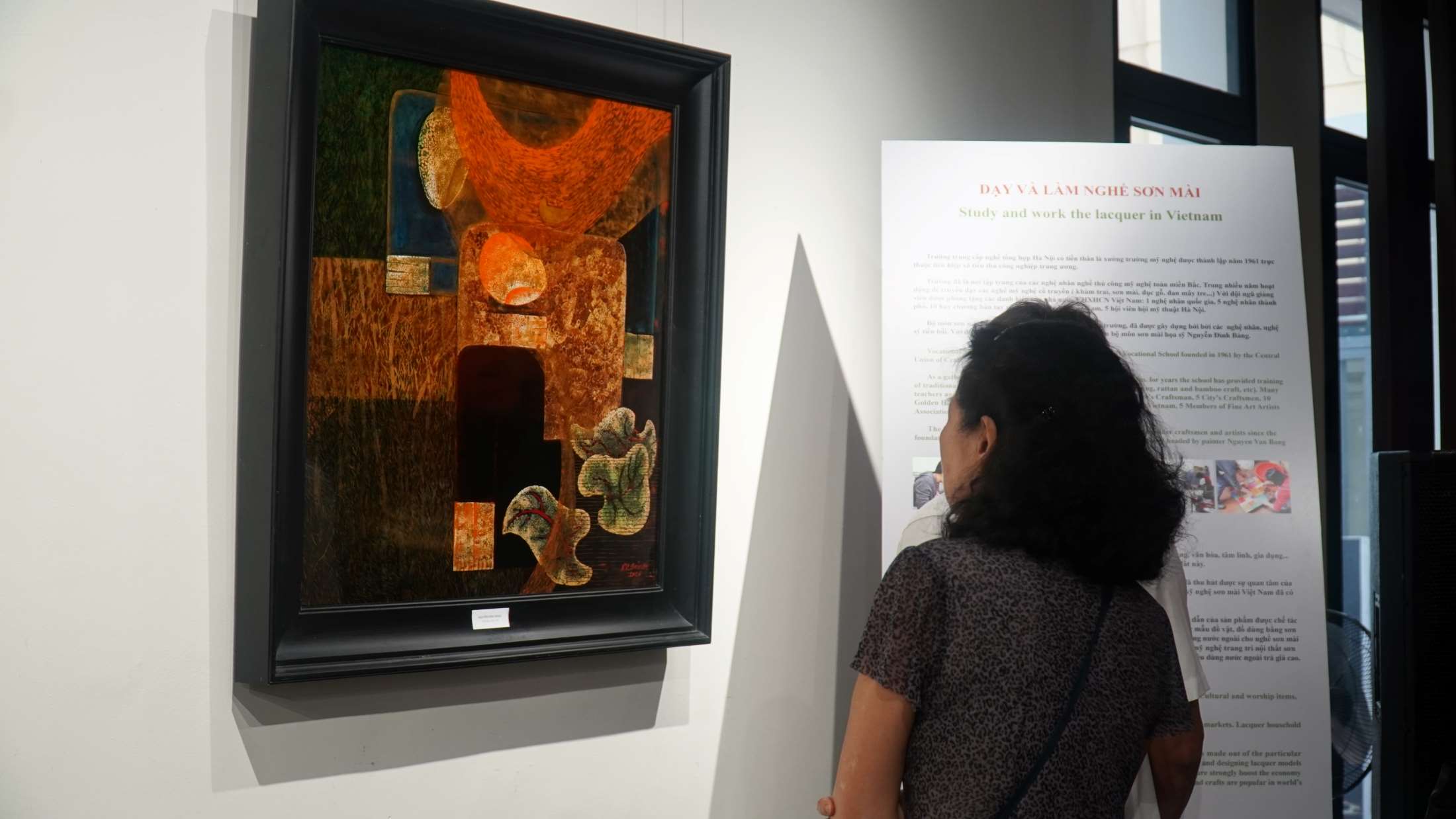 Trong không gian ấy, những tác phẩm sơn mài trừu tượng của họa sĩ Nguyễn Đình Bảng trở thành điểm nhấn, gợi mở một cách tiếp cuộc sống không chỉ qua hình ảnh trực diện, mà còn bằng cảm xúc và chiều sâu nội tâm.