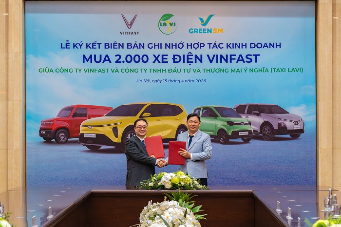Ông Trần Lê Phương - Phó Tổng Giám đốc GSM toàn cầu (bên trái) cùng ông Nguyễn Quốc Dũng - Chủ tịch HĐQT Công ty TNHH Đầu tư và Thương mại Ý Nghĩa tại lễ ký kết hợp tác