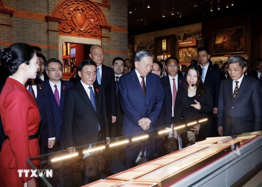 トー・ラム書記長兼国家主席が中国共産党歴史博物館を訪問。写真:TTXVN