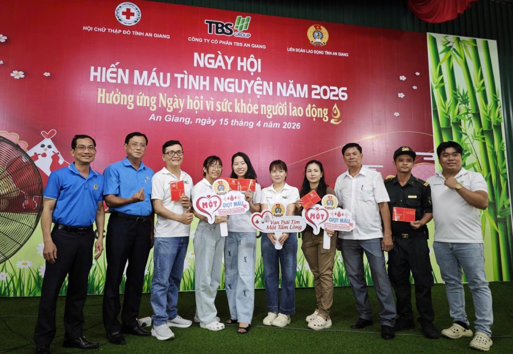 Lãnh đạo Liên đoàn Lao động tỉnh, Công đoàn cơ sở công ty cùng công nhân lao động Công ty Cổ phần TBS An Giang chụp ảnh lưu niệm tại Ngày Hội hiến máu tình nguyện năm 2026. Ảnh: Cẩm Tú