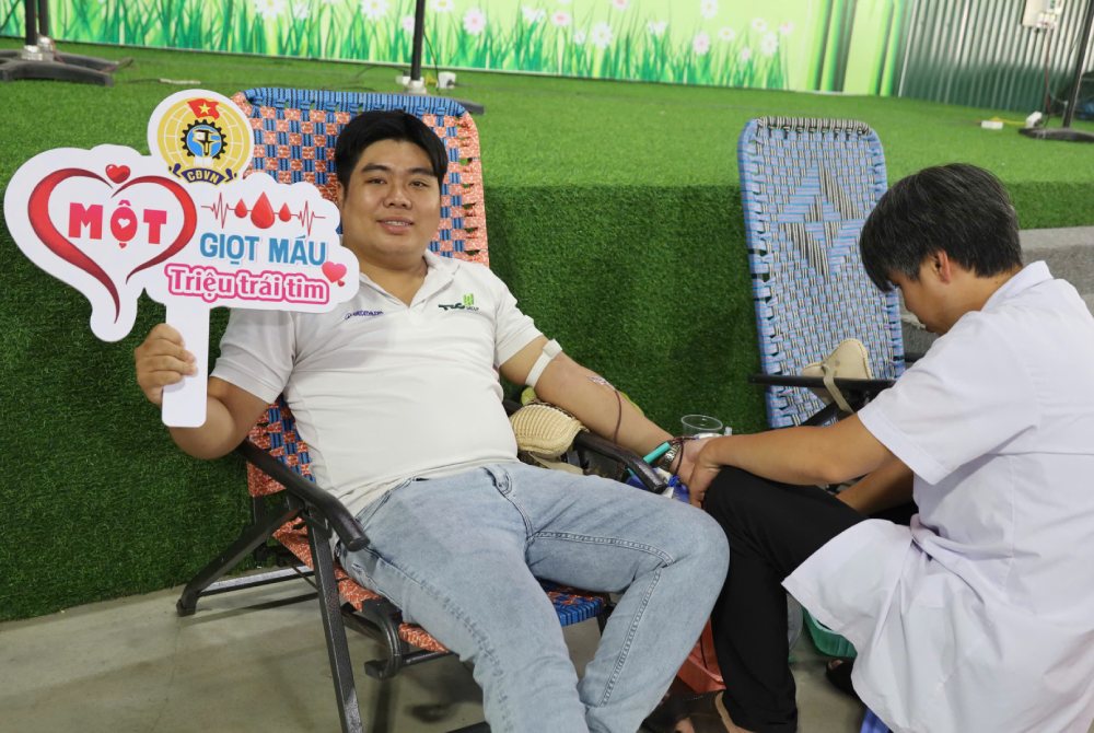 Many workers of TBS An Giang Joint Stock Company have boldly registered to donate blood voluntarily. Photo: Cam Tu