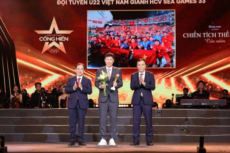 Huấn luyện viên Kim Sang Sik đại diện Ban huấn luyện U22 Việt Nam nhận giải thưởng tại Lễ trao giải Cống hiến lần thứ 20. Ảnh: Ban tổ chức