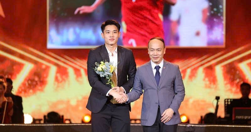 Đình Bắc đoạt giải "Gương mặt trẻ thể thao" tại "Cống Hiến 2024