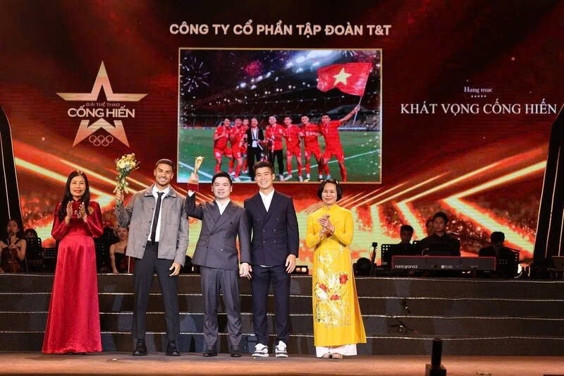 Ông Đỗ Vinh Quang - Phó Chủ tịch HĐQT T&T Group cùng đội trưởng Đỗ Duy Mạnh và cầu thủ Đỗ Hoàng Hên đại diện lên nhận giải Khát vọng Cống hiến. Ảnh: Ban tổ chức 