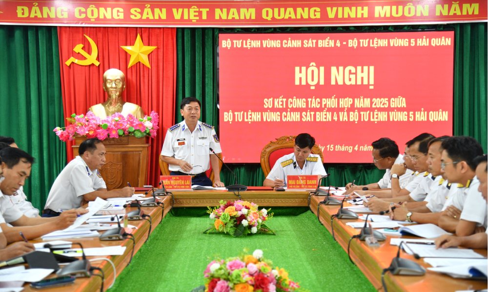 Đại tá Trần Nguyên Lai - Phó Tư lệnh, Tham mưu trưởng, Bộ Tư lệnh Vùng Cảnh sát biển 4 phát biểu tại hội nghị. Ảnh: Đức Thái