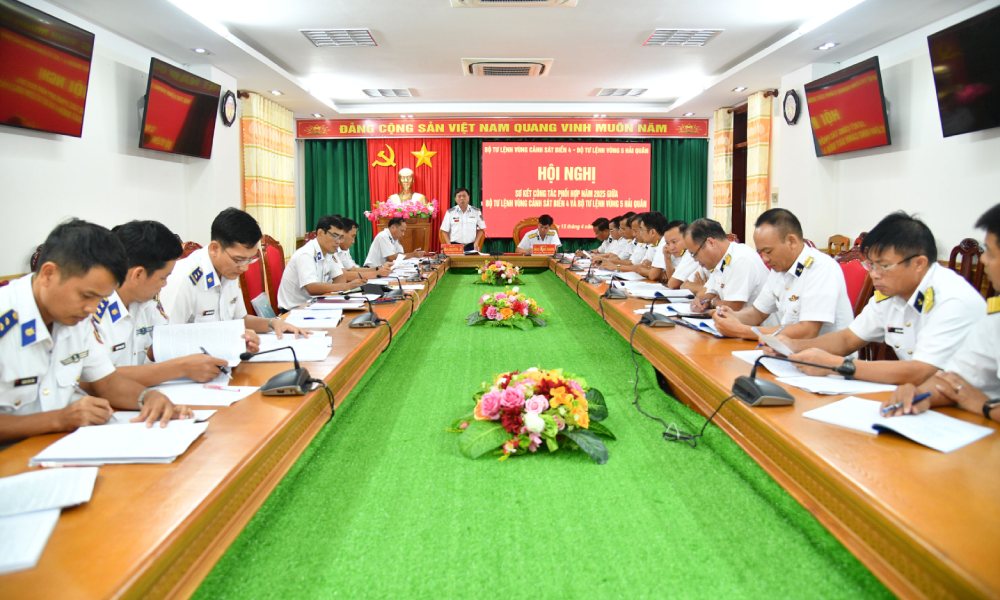 La estrecha coordinación entre las dos fuerzas en la zona es un factor importante que contribuye a proteger firmemente la soberanía, mantener la seguridad y el orden en la zona marítima e insular del suroeste. Foto: Đức Thái