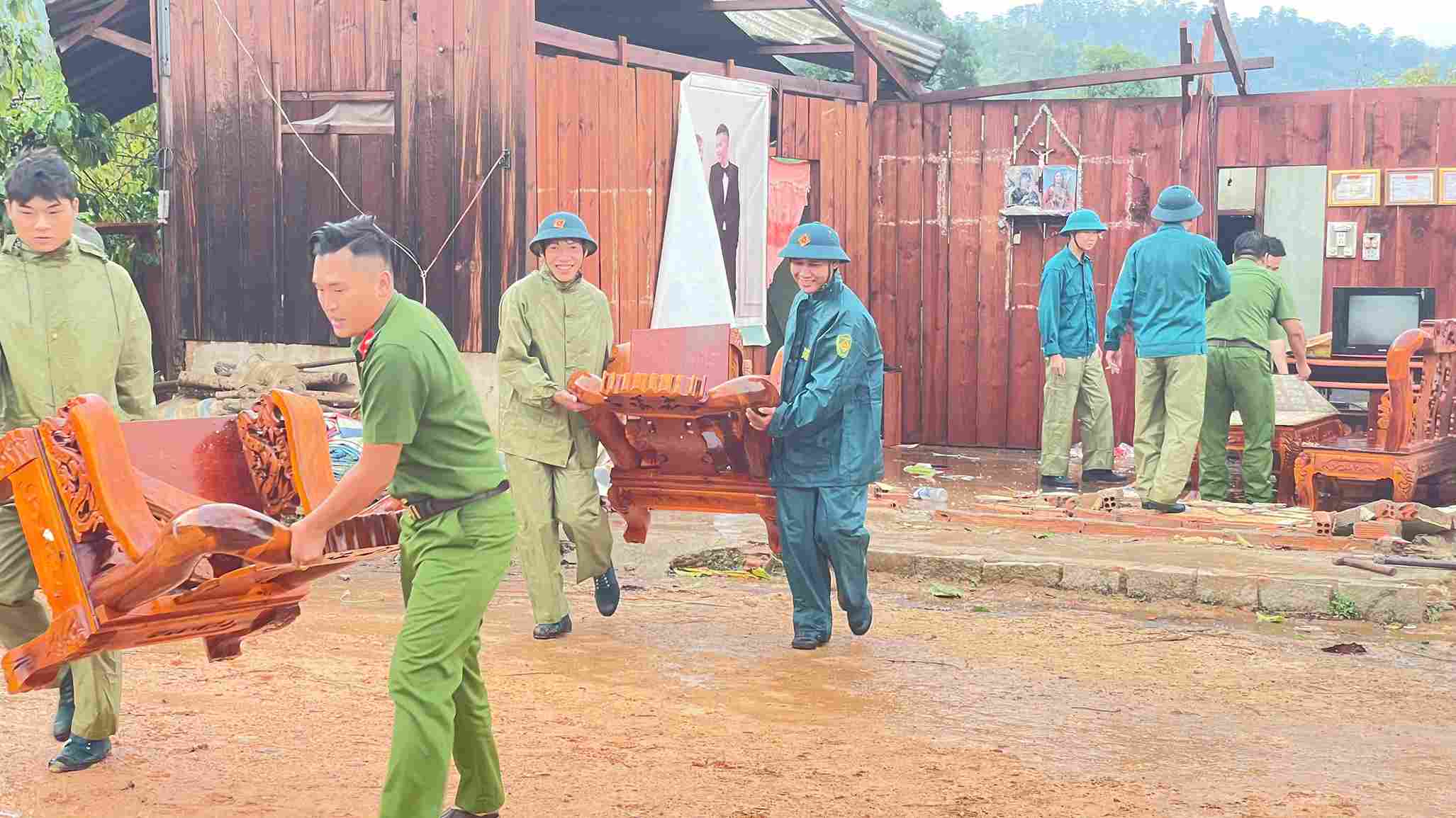 Las tormentas con tornados han dañado al menos 11 casas en la comuna de Dam Rong 2. Foto: Than Hy