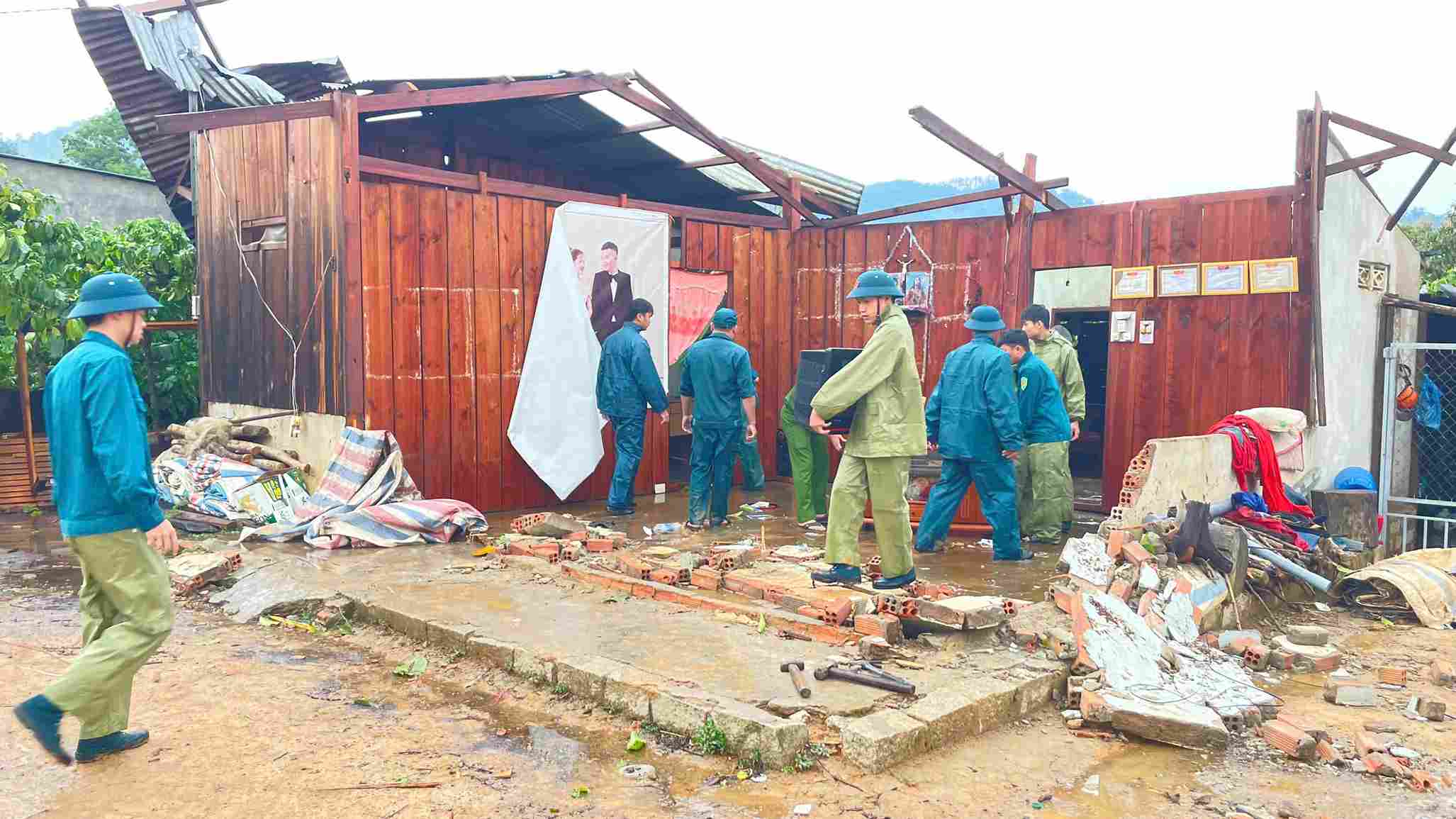 Một nhà dân bị tốc mái và sập tường sau lốc xoáy. Ảnh: Thần Hy 