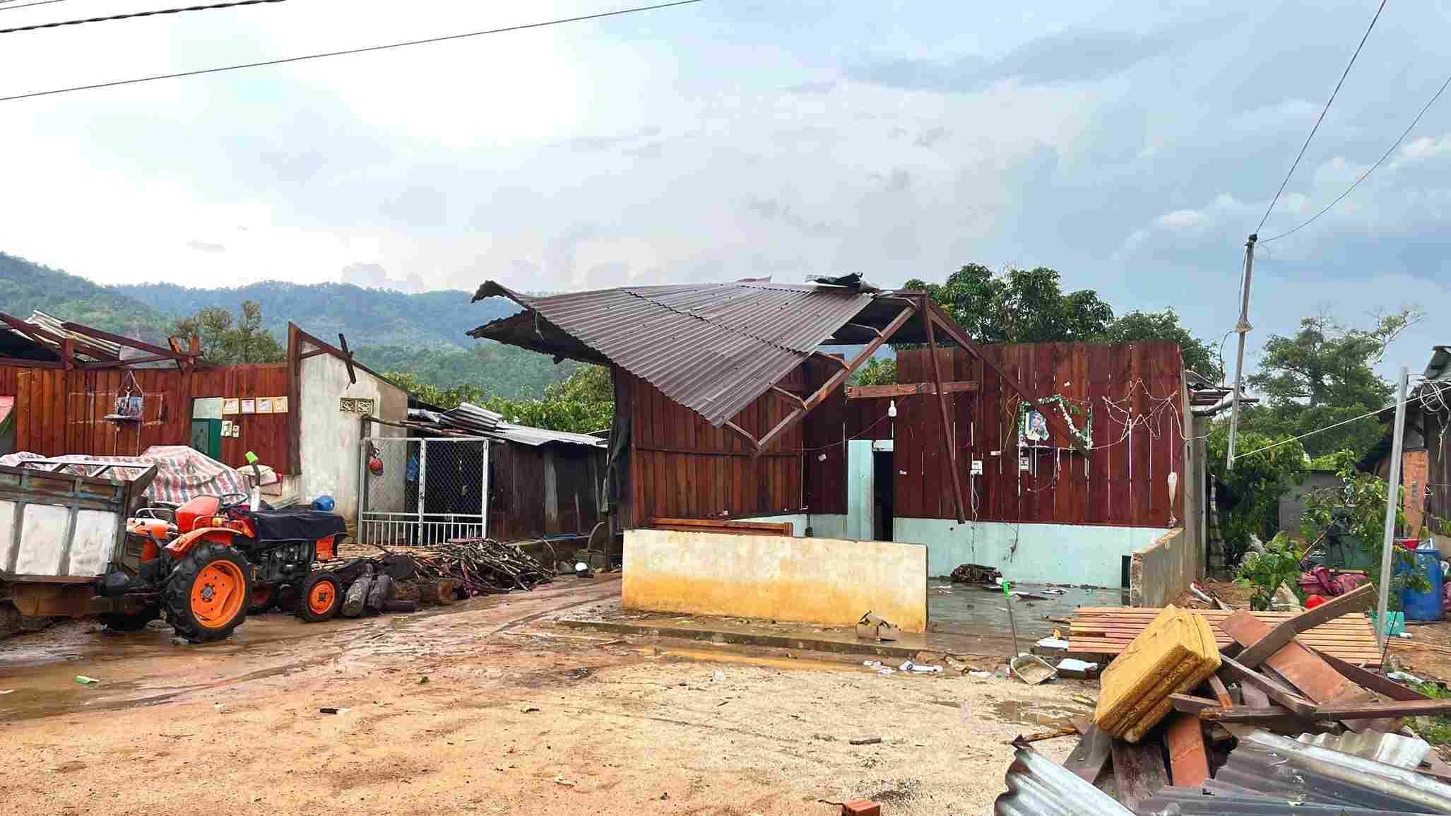 Mưa giông kèm lốc xoáy khiến nhiều nhà dân tại xã Đam Rông 2 bị tốc mái. Ảnh: Thần Hy 