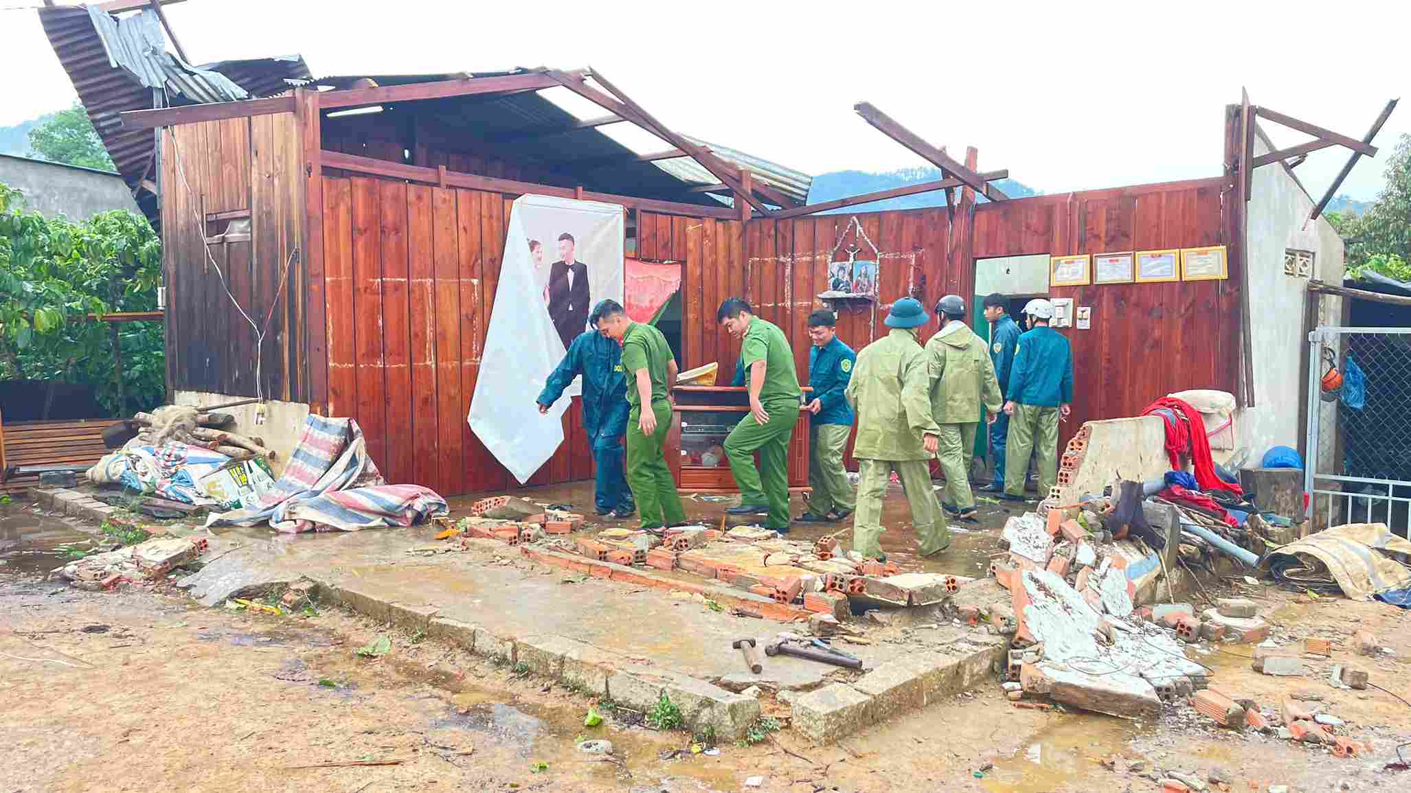 Các lực lượng tập trung hỗ trợ người dân khác phục hậu quả sau thiên tai. Ảnh: Thần Hy 