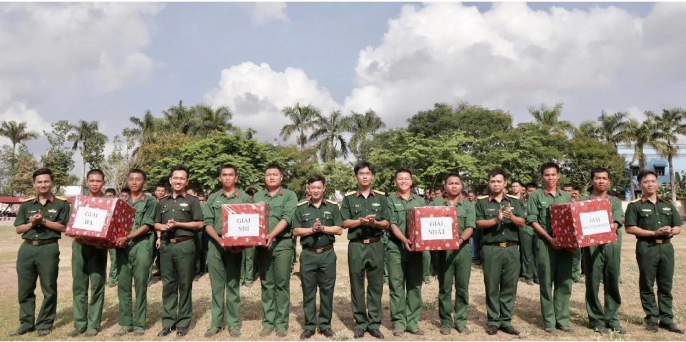 Trao quà cho các đội chiến thắng trong phần trò chơi dân gian. Ảnh: Phương Vũ