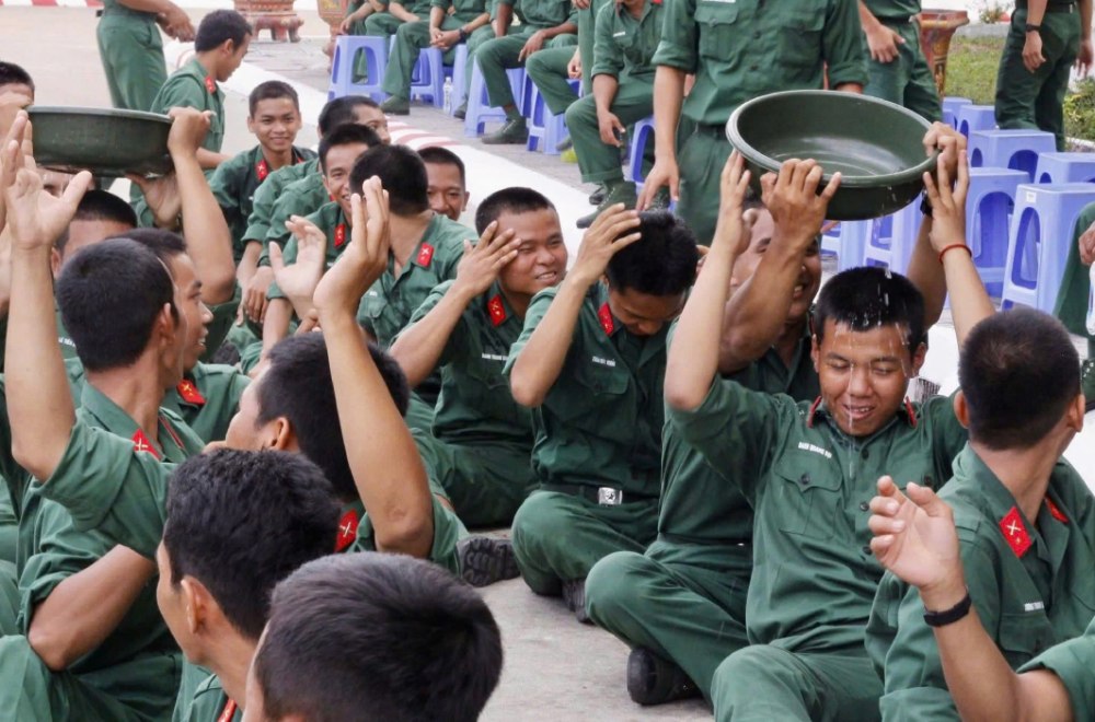 Officers and soldiers participate in many folk games during the traditional Tet holiday Chol Chnam Thmay. Photo: Phuong Vu